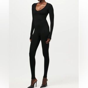 NW SCULPT V-NECK JUMPSUIT PETITE × 1
BLACK / XS